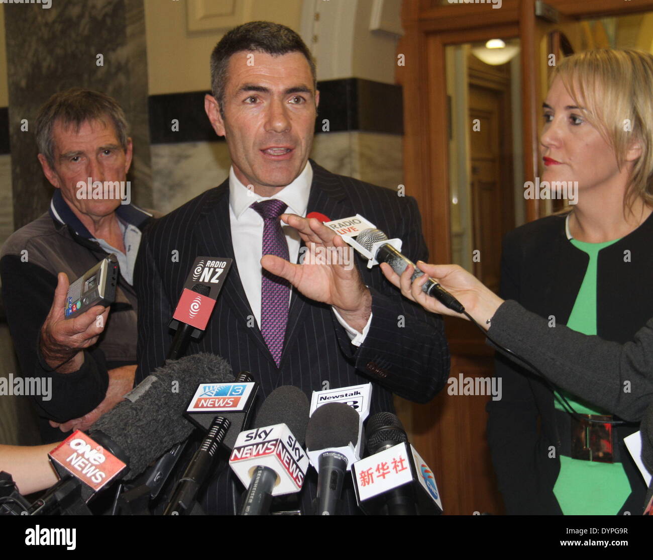 Wellington, Nuova Zelanda. 24 apr 2014. Nuova Zelanda Industrie primarie Ministro Nathan Guy (C) e la sicurezza alimentare Il Ministro Nikki Kaye (R) assistere ad una conferenza stampa presso il Parlamento di Wellington, in Nuova Zelanda, 24 aprile 2014. La maggior parte Nuova Zelanda formula per infanti esportatori hanno ancora del lavoro da fare per soddisfare nuovi cinesi standard normativi, Nuova Zelanda Industrie primarie Ministro Nathan Guy e sicurezza alimentare Il Ministro Nikki Kaye ha annunciato giovedì. © Huang Xingwei/Xinhua/Alamy Live News Foto Stock