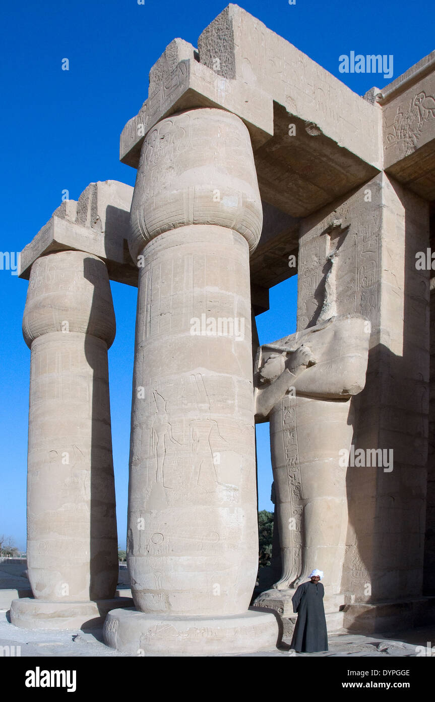 Ramesseum : il tempio funerario del faraone Ramses II il Grande(1303-1213 A.C. XIX dyn.). Vista di Osirian pilone Foto Stock