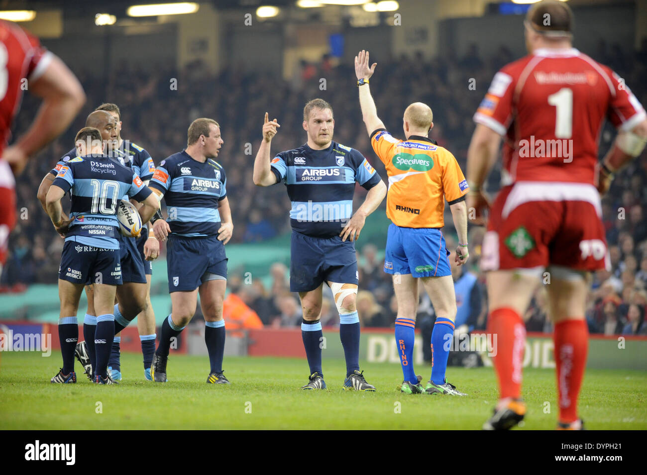 Rabodirect Pro 12 - il giorno del giudizio al Millennium Stadium di Cardiff - Llanelli Scarlets v Cardiff Blues rugby. Foto Stock