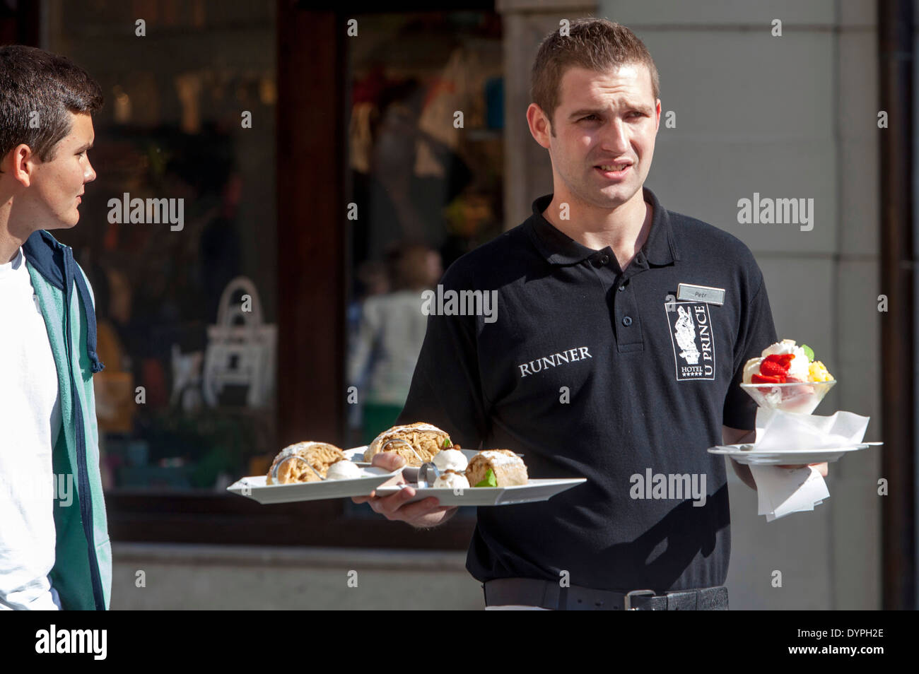 Praga cameriere che serve cibo fuori Praga Città Vecchia Praga street bar ristorante Repubblica Ceca Foto Stock