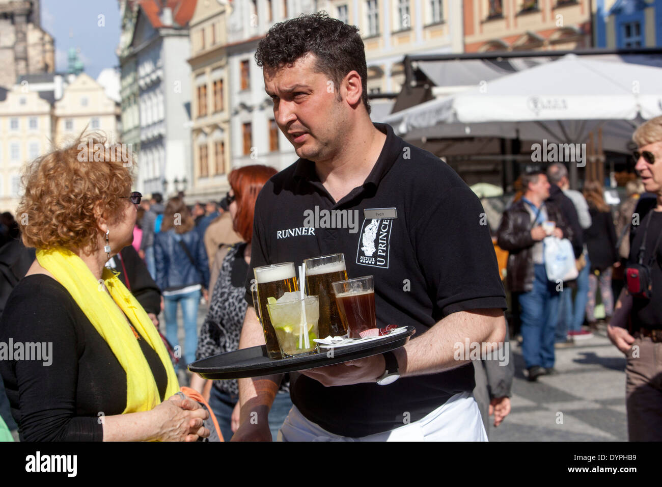 Servizio cameriere nel centro di Praga, la Piazza della Città Vecchia, Repubblica Ceca Foto Stock