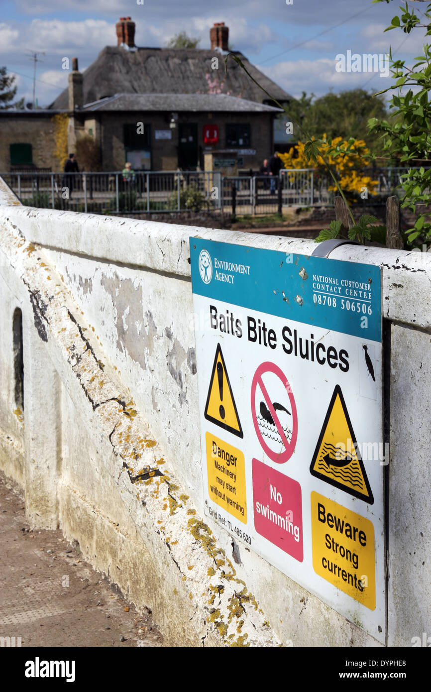 Agenzia ambientale del segno di pericolo per il fiume Cam, esche Bite Lock e chiuse, Milton, Cambridge, Inghilterra, Regno Unito Foto Stock