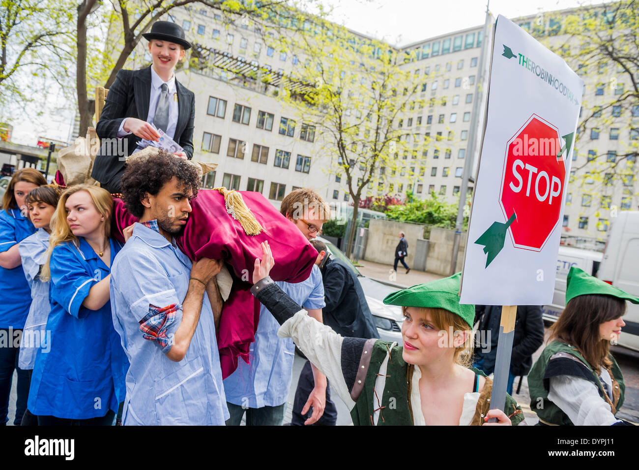 Londra, Regno Unito. Il 24 aprile 2014. I manifestanti lamentano l uso dei paradisi fiscali, banche supporto per le miniere di carbone e la mancanza di un Robin Hood tax sulle transazioni finanziarie (nella foto) si raccolgono al di fuori della sala del festival come Barclays plc azionisti coda per la banca di AGM. Southbank, Londra, Regno Unito il 24 aprile 2014. Credito: Guy Bell/Alamy Live News Foto Stock