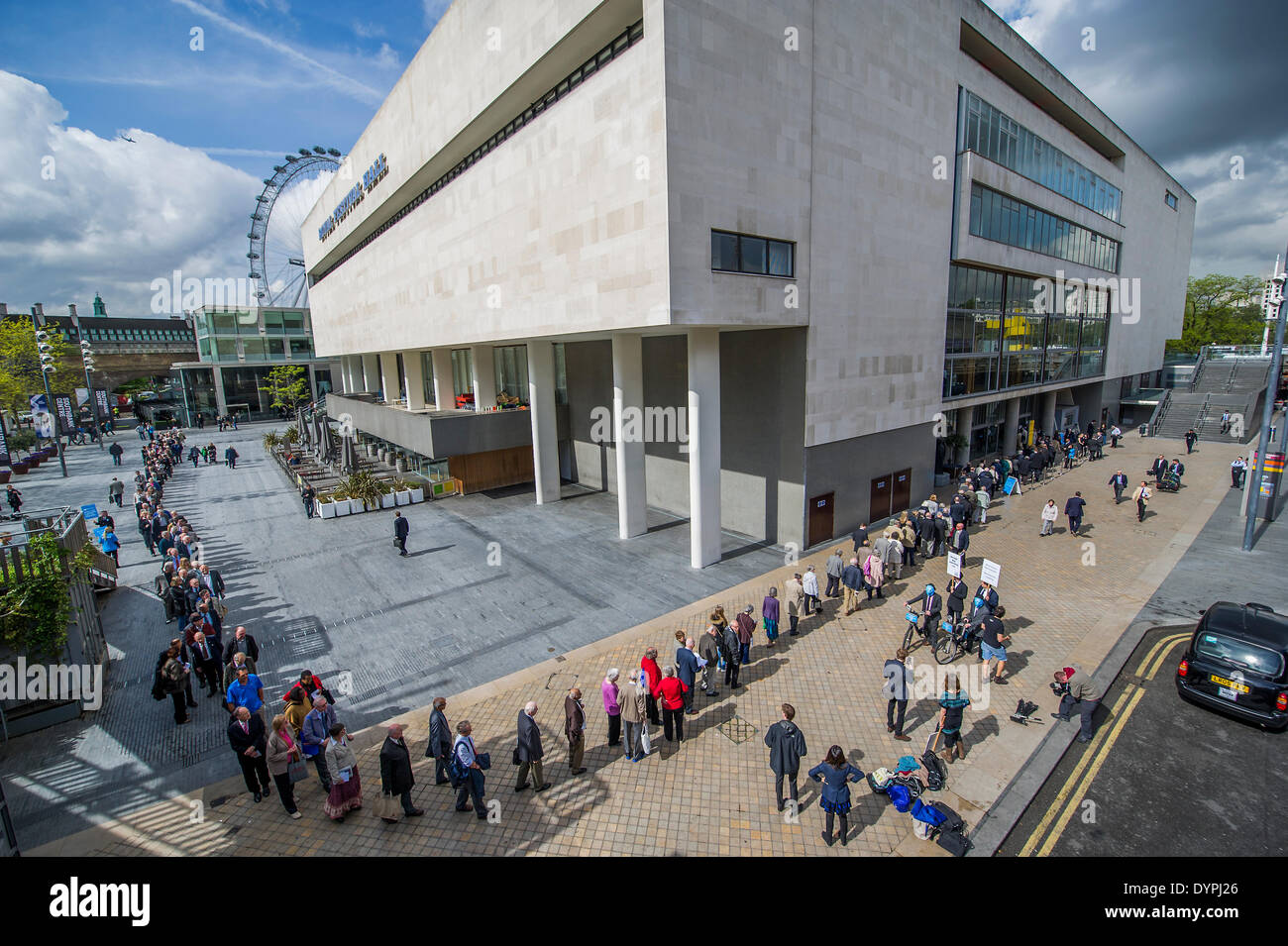Londra, Regno Unito. Il 24 aprile 2014. I manifestanti lamentano l uso dei paradisi fiscali, banche supporto per le miniere di carbone e la mancanza di un Robin Hood tax sulle transazioni finanziarie raccogliere al di fuori della sala del festival come Barclays plc azionisti coda per la banca di AGM. Southbank, Londra, Regno Unito il 24 aprile 2014. Credito: Guy Bell/Alamy Live News Foto Stock