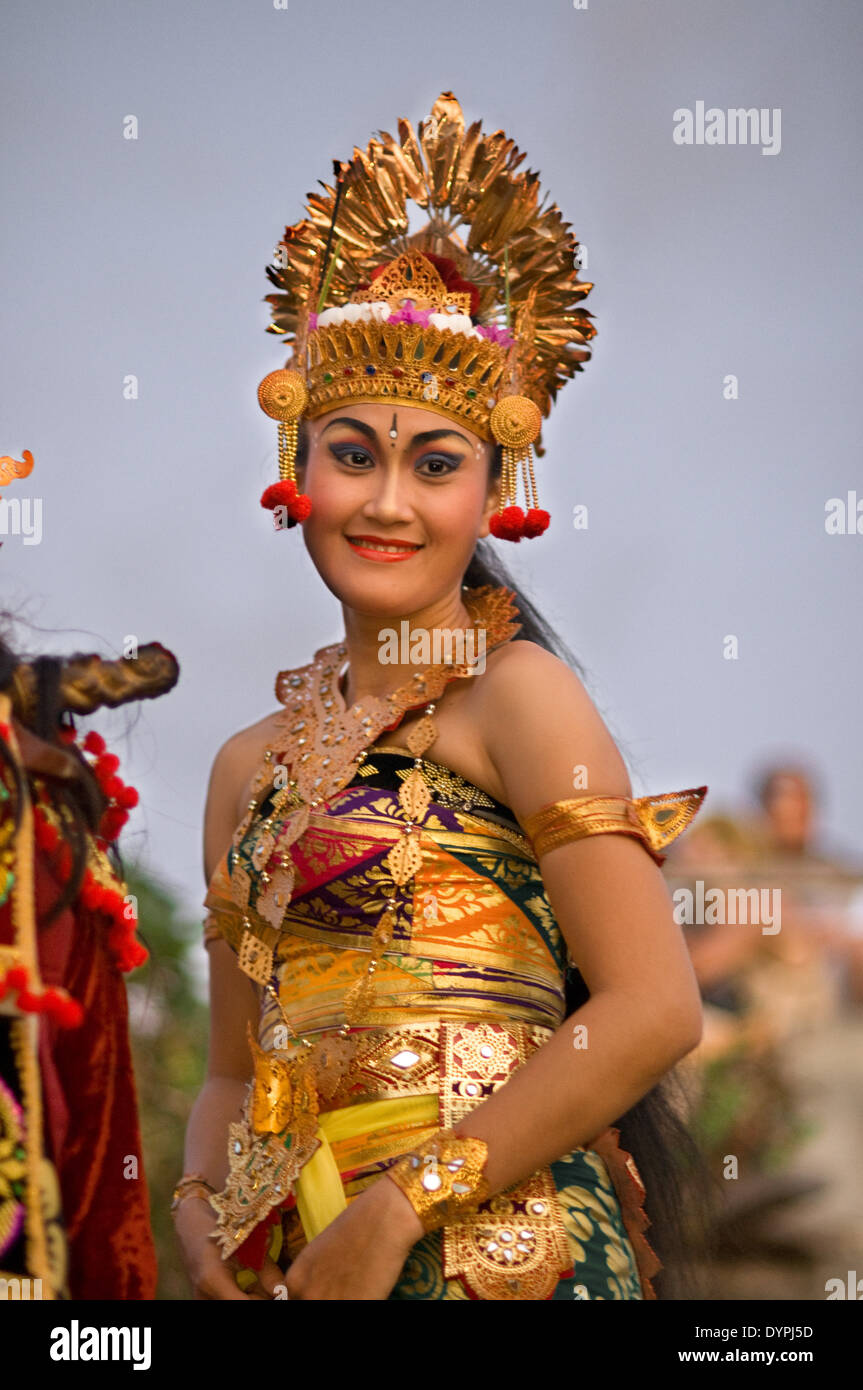 Donna ballerina lungo le scogliere accanto all'Ulu Watu tempio Pura Luhur. Bali. Uluwatu Temple è un tempio indù impostato sulla rupe ba Foto Stock
