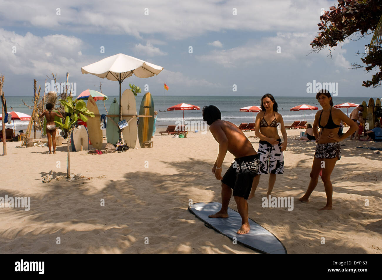 Lezioni di surf sulla spiaggia di Kuta. Lezioni di surf. Bali. Kuta è una città costiera nel sud dell'Isola di Lombok in Indo Foto Stock