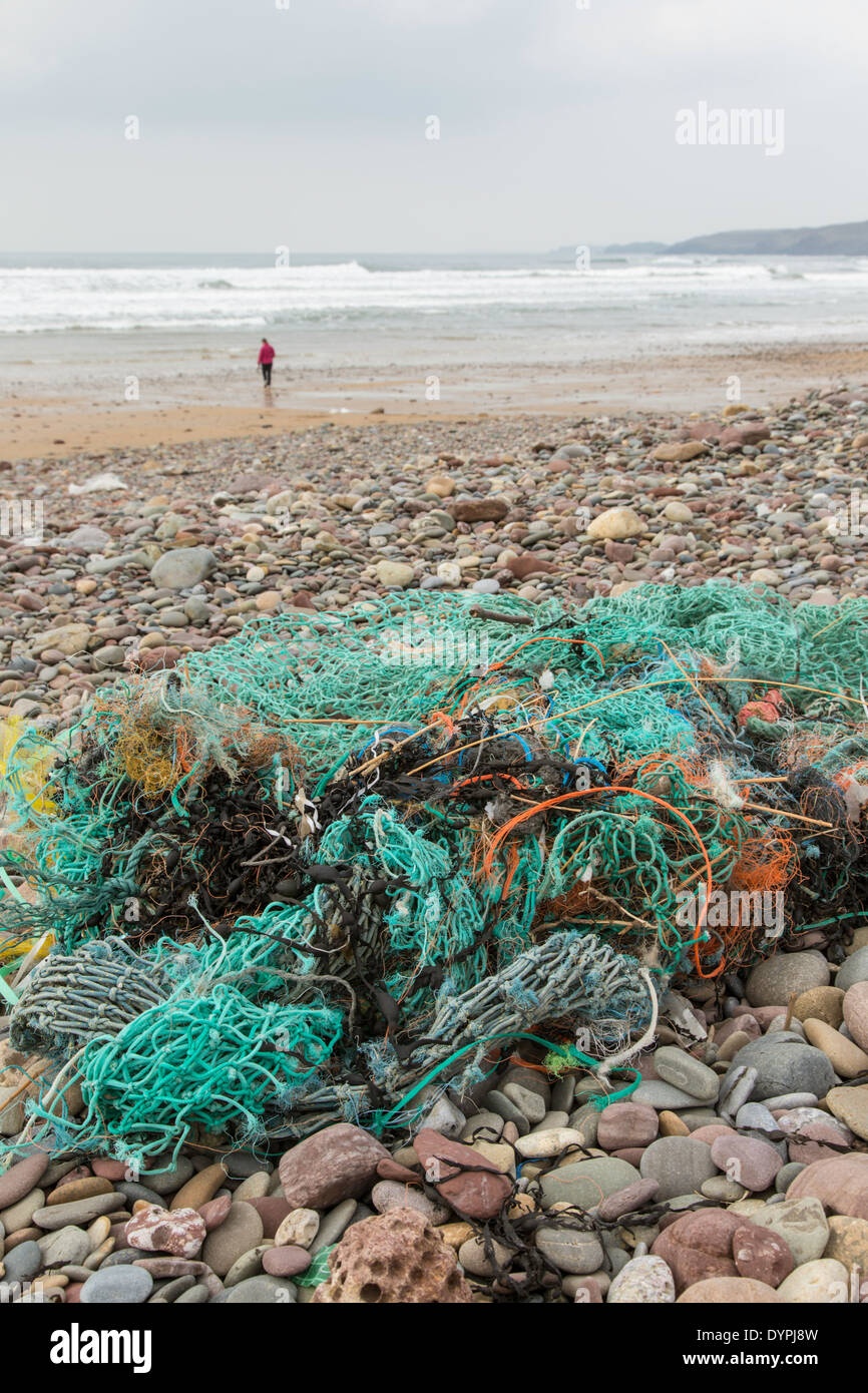 Scartato reti in plastica su una spiaggia di Pembrokeshire, West Wales, Regno Unito Foto Stock