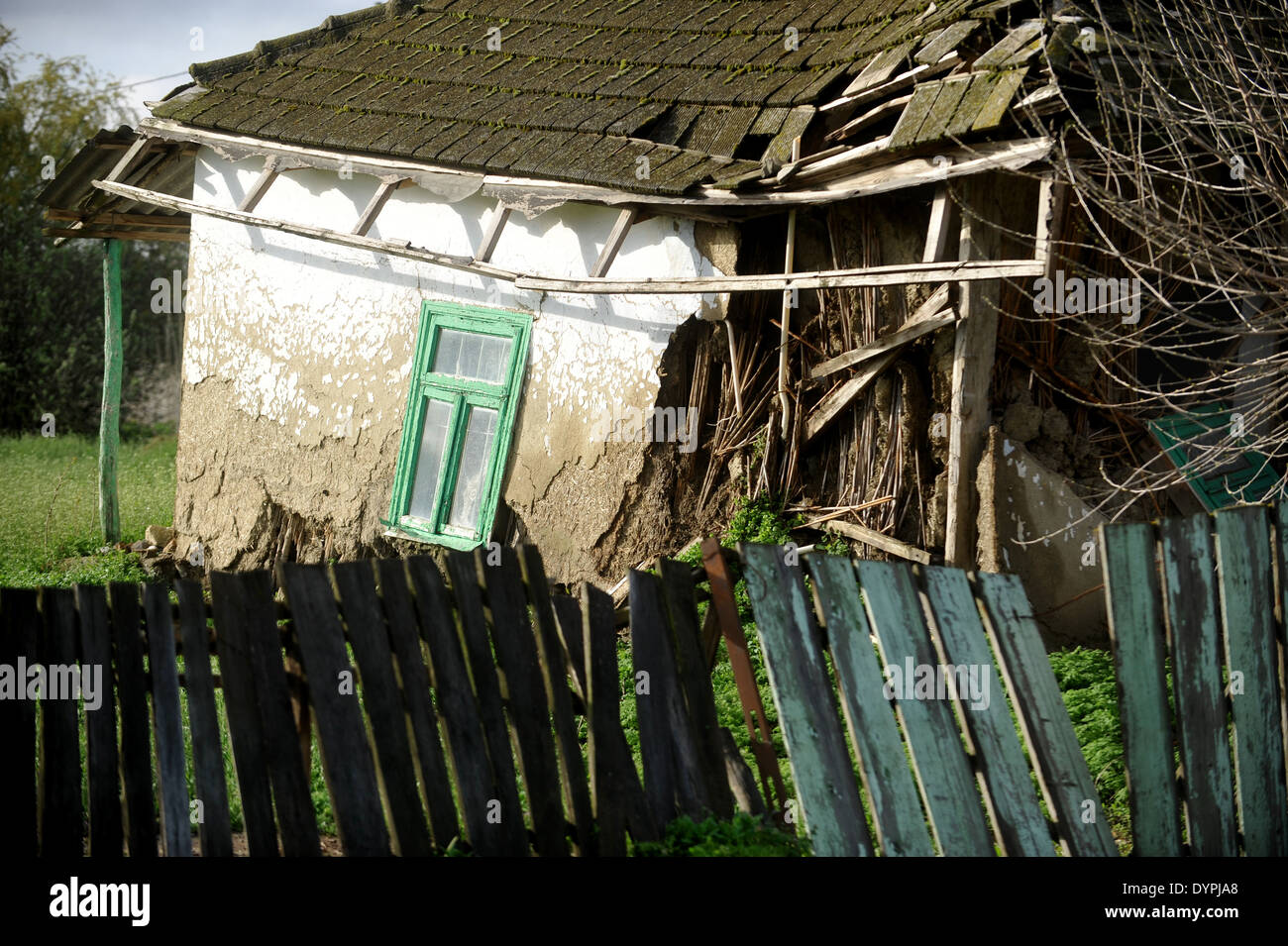Un tradizionale vecchio adobe house danneggiato nel tempo dagli agenti atmosferici Foto Stock
