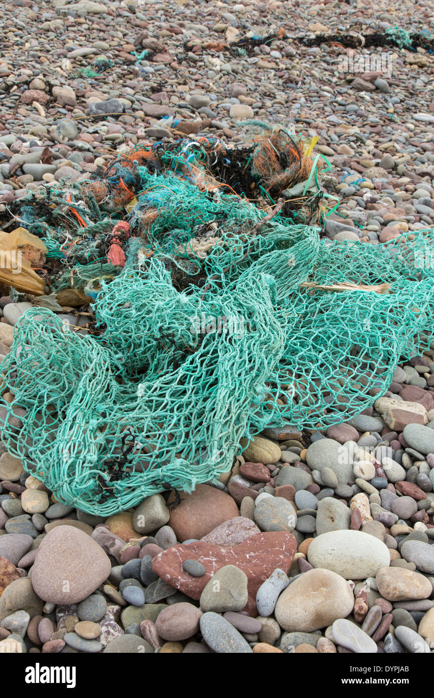 Scartato reti in plastica su una spiaggia di Pembrokeshire, West Wales, Regno Unito Foto Stock