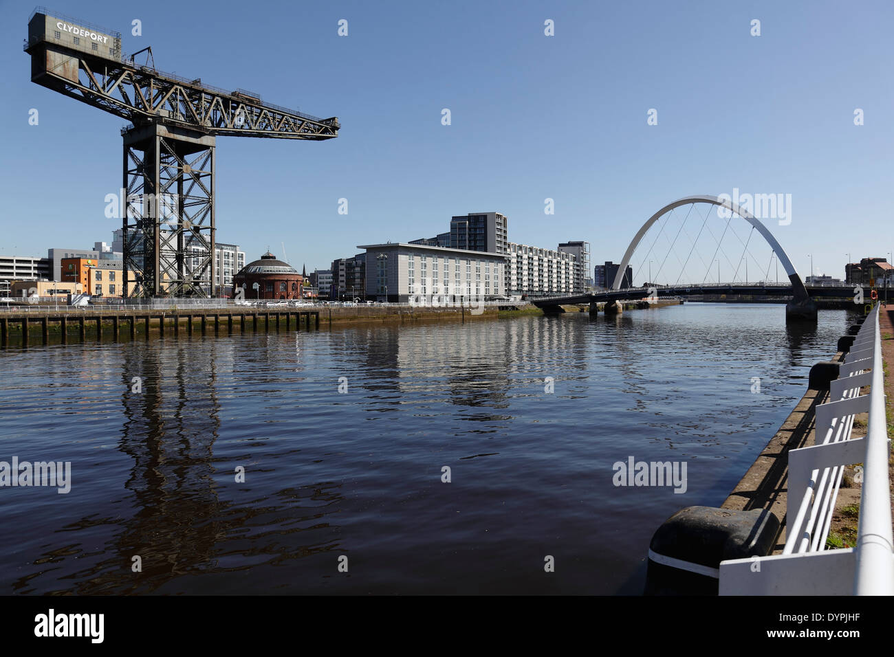 Guardando verso Est lungo il fiume Clyde verso l'Finnieston gru e Clyde Arc Bridge, Glasgow, Scotland Regno Unito Foto Stock