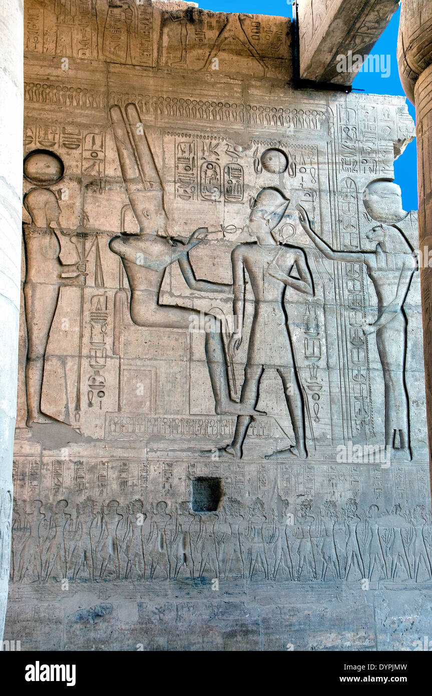 Ramesseum : il tempio funerario del faraone Ramses II il Grande(1303-1213 A.C. XIX dyn.). Il Re benedetta da varie divinità. Foto Stock