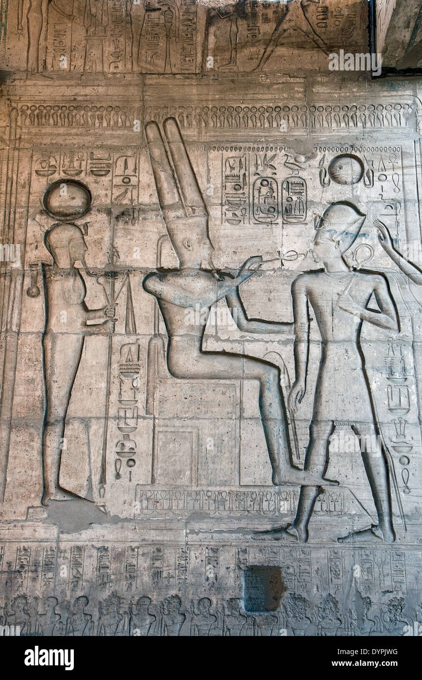 Ramesseum : il tempio funerario del faraone Ramses II il Grande(1303-1213 A.C. XIX dyn.). Il Re benedetta da varie divinità. Foto Stock