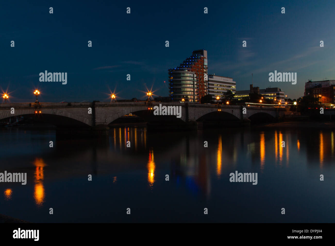 Putney Wharf Tower e Putney Bridge Foto Stock