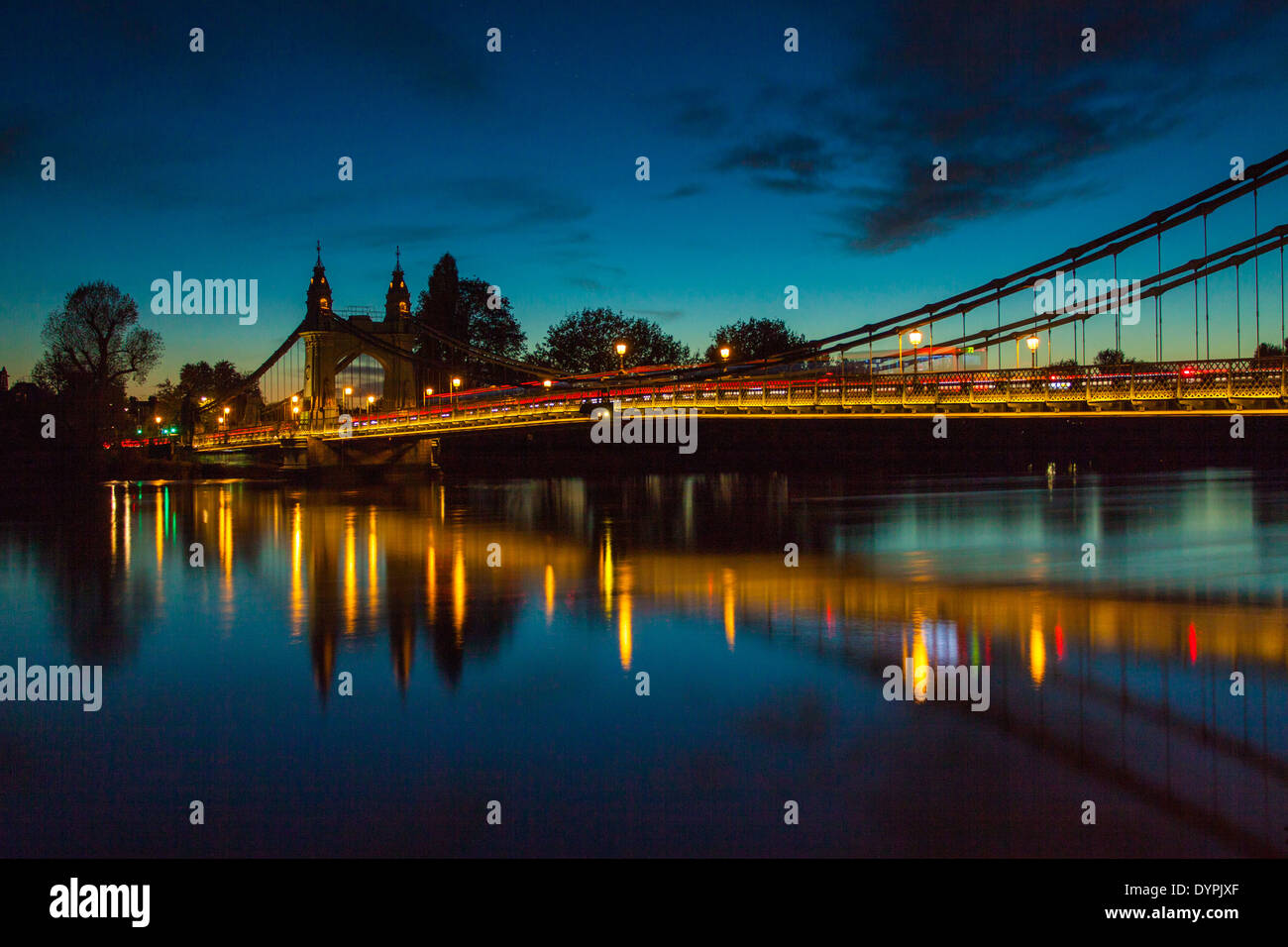 Hammersmith Bridge di notte Foto Stock