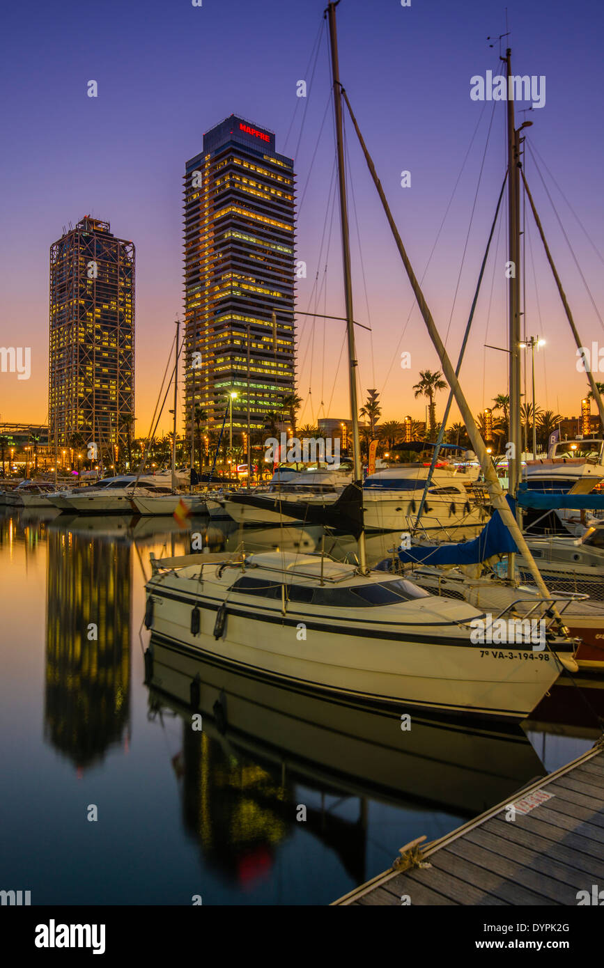 Vista tramonto su Port Olimpic con Hotel Arts e Torre Mapfre in background, Barcellona, in Catalogna, Spagna Foto Stock