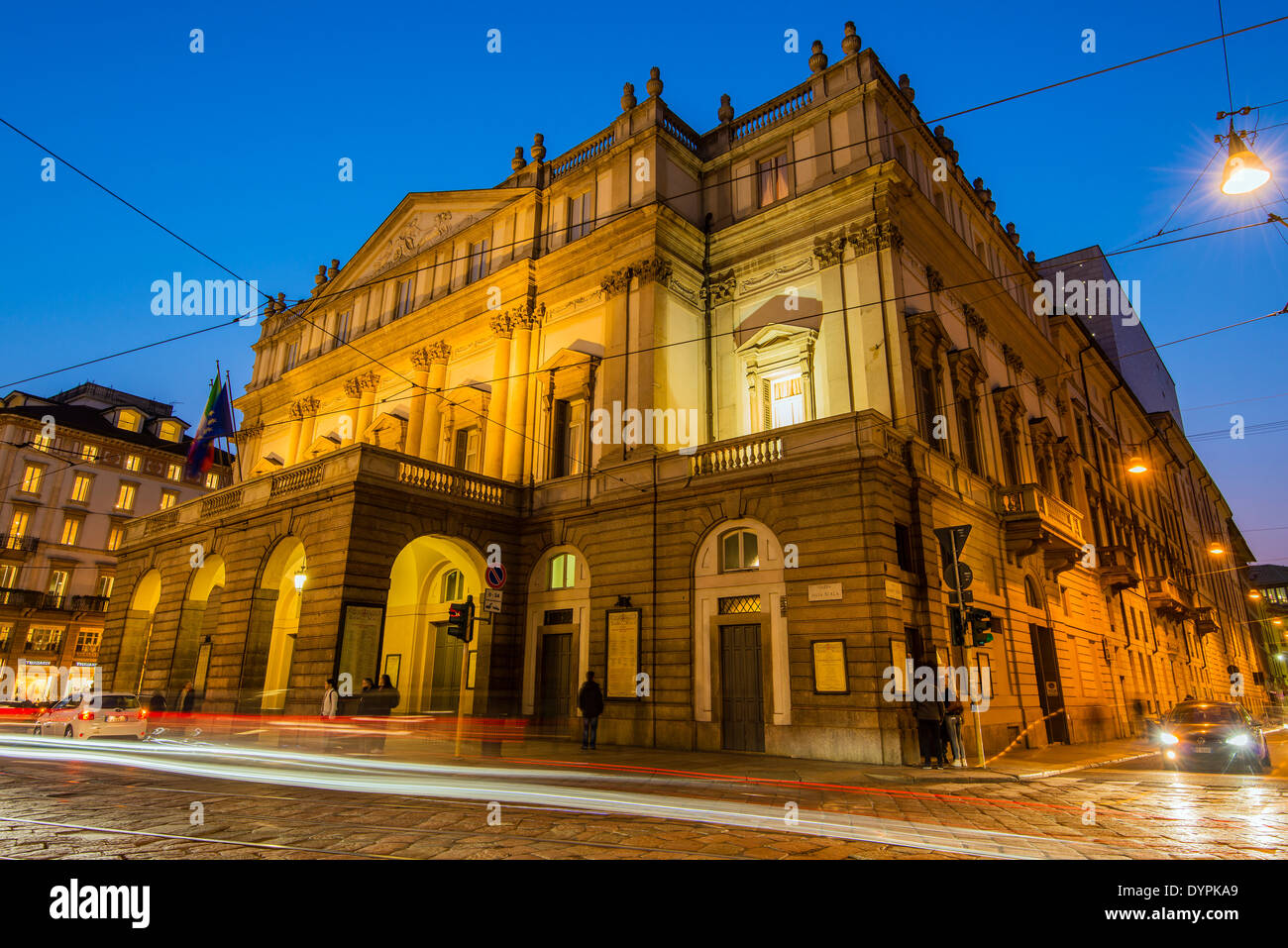 Teatro alla Scala di notte, Milano, Lombardia, Italia Foto stock - Alamy