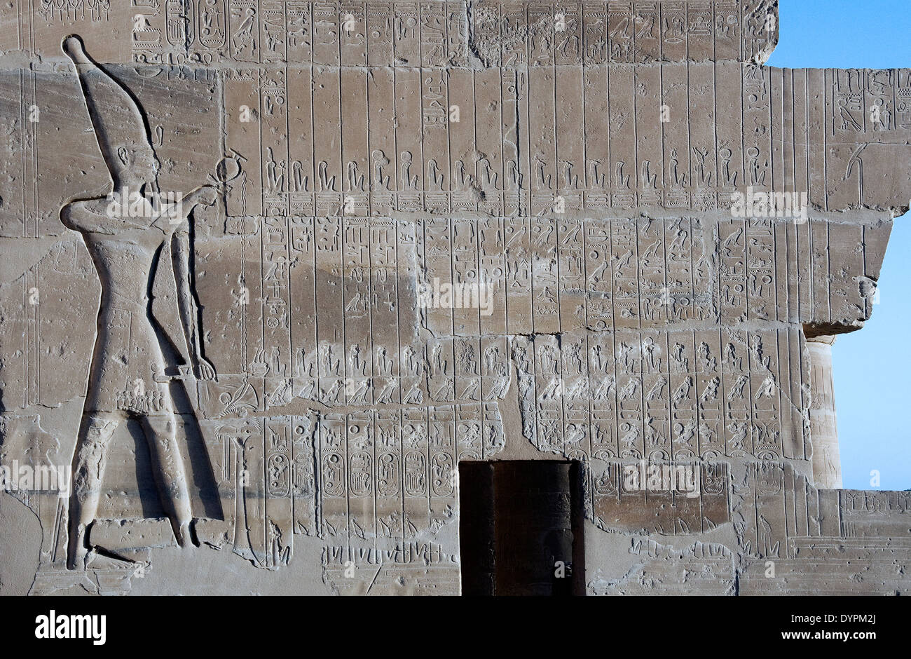 Ramesseum : il tempio funerario del faraone Ramses II il Grande(1303-1213 A.C. XIX dyn.). Il Faraone adorare dèi. Foto Stock