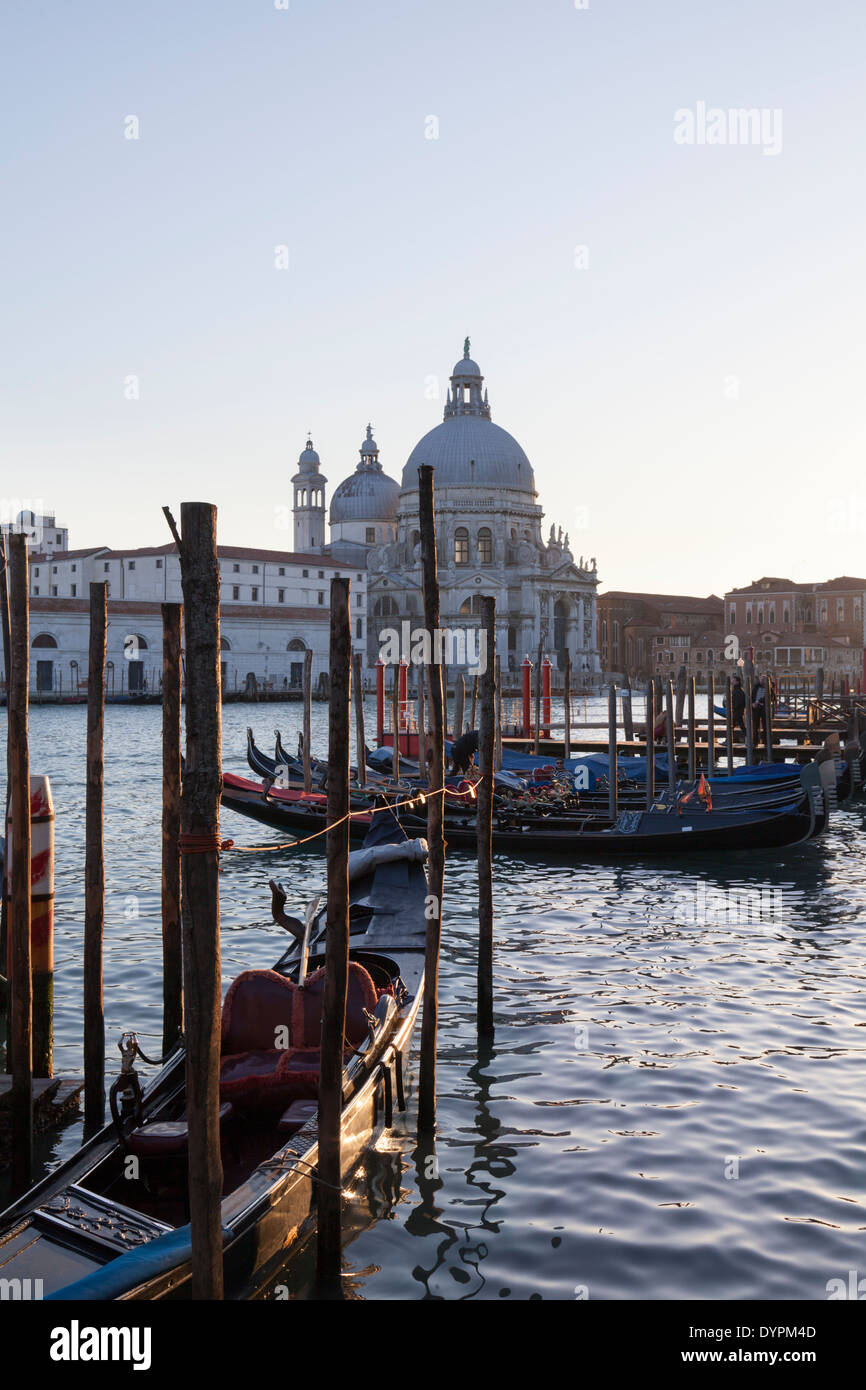 Romantiche gondole di Venezia, Canal Grande e vista laguna verso la Basilica di Santa Maria della Salute, Venezia, Italia, Europa Foto Stock