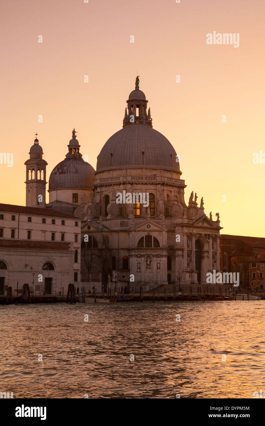 Vista al tramonto sul Canal Grande di Venezia e sulla laguna verso la Basilica di Santa Maria di Salute, Venezia, Italia Foto Stock