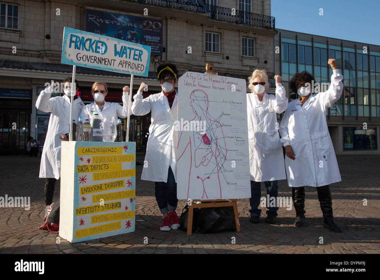 Cartelli anti-fracking a Blackpool, Lancashire, Regno Unito 24 aprile 2014. Blackpool e il Fylde sono stati l'epicentro per l'unica volta che è stata effettuata la parte di «fracking» del processo di estrazione del gas di scisto. Individui, gruppi, attivisti anti-fracking, attivisti e residenti locali che rappresentano i settori agricolo e turistico si oppongono ai piani per “frantumare” il gas di scisto con i chenici nello scisto di Bowland. Foto Stock