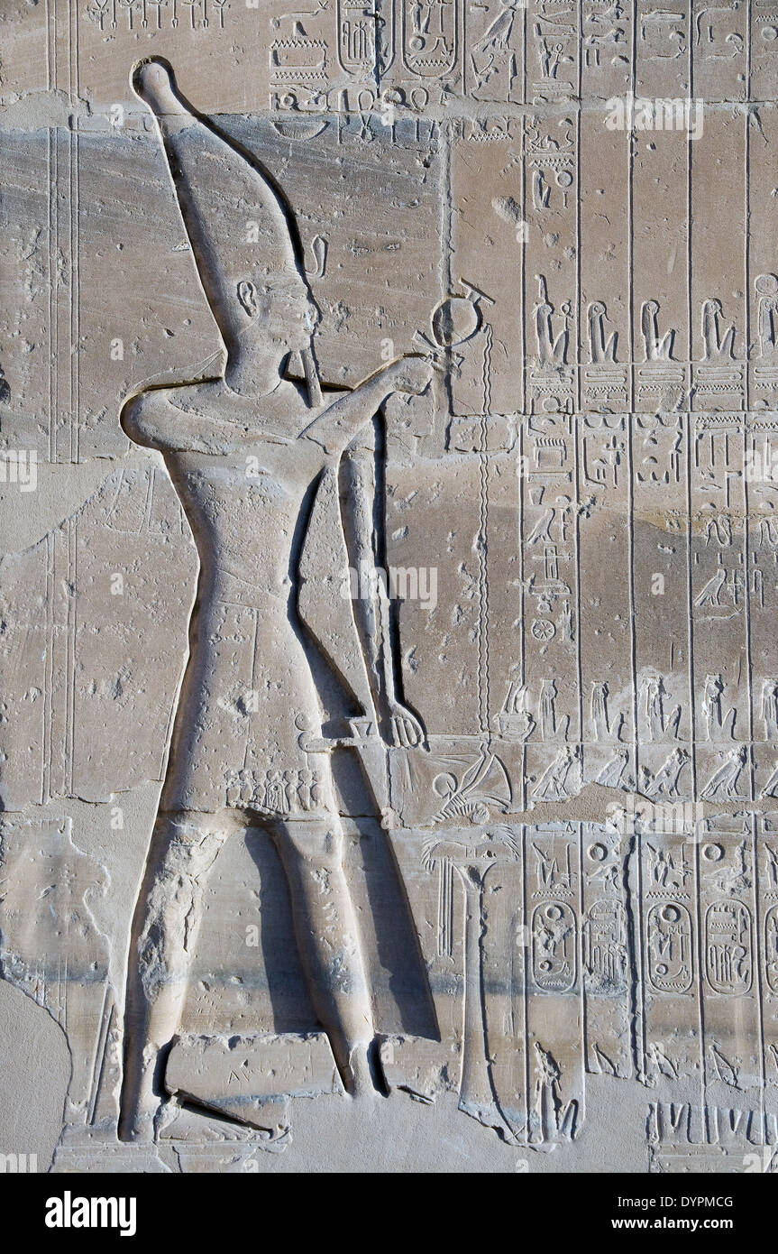 Ramesseum : il tempio funerario del faraone Ramses II il Grande(1303-1213 A.C. XIX dyn.). Il Re incenso dèi. Foto Stock