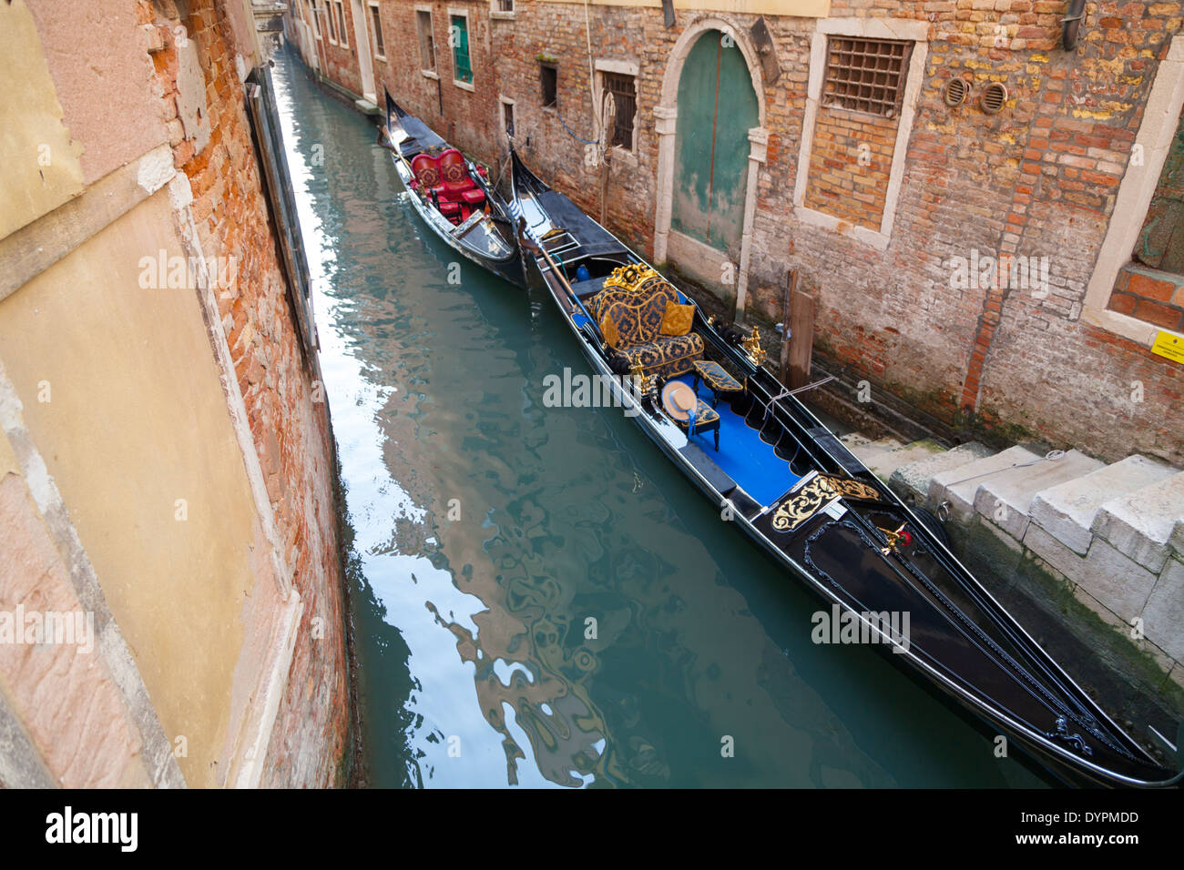 Gondole attraccate in uno stretto canale di Venezia Foto Stock