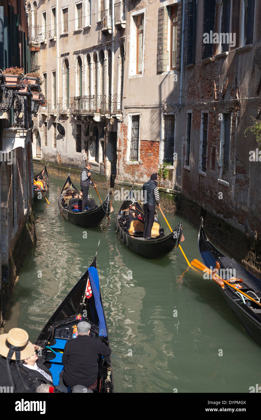 Gondole su uno stretto canale di Venezia in una bella giornata di sole, Venezia, Italia Foto Stock