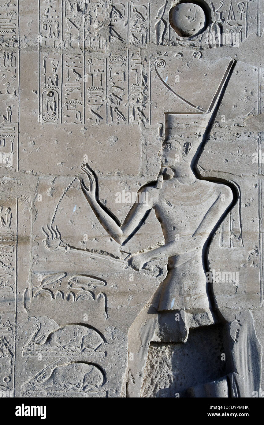 Ramesseum : il tempio funerario del faraone Ramses II il Grande(1303-1213 A.C. XIX dyn.). Il Re incenso gli dèi. Foto Stock