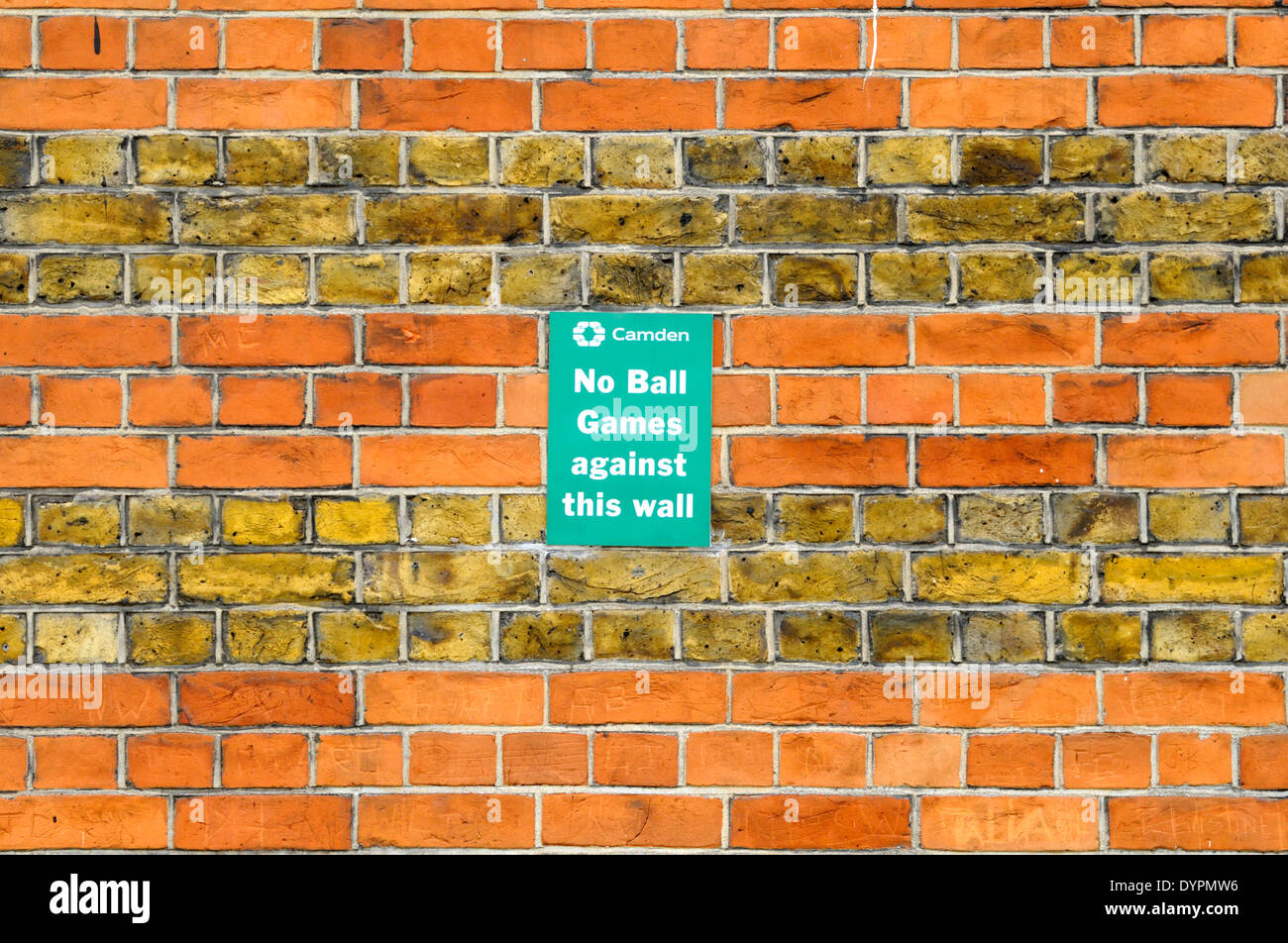 Londra, Inghilterra, Regno Unito. 'Nessuna palla giochi contro questa parete' accedi Macklin Street, Camden Foto Stock