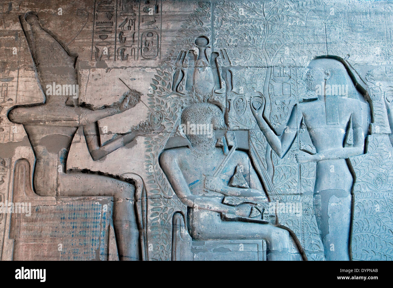 Ramesseum : il tempio funerario del faraone Ramses II il Grande(1303-1213 A.C. XIX dyn.). La benedizione di Dio al re. Foto Stock