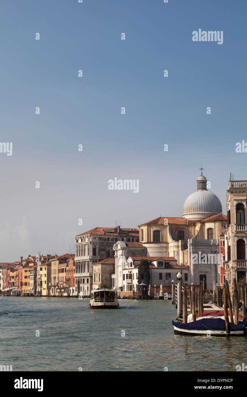 Canal Grande di Venezia, Canal Grande e palazzi verticali, cielo azzurro e soleggiato a Venezia Foto Stock