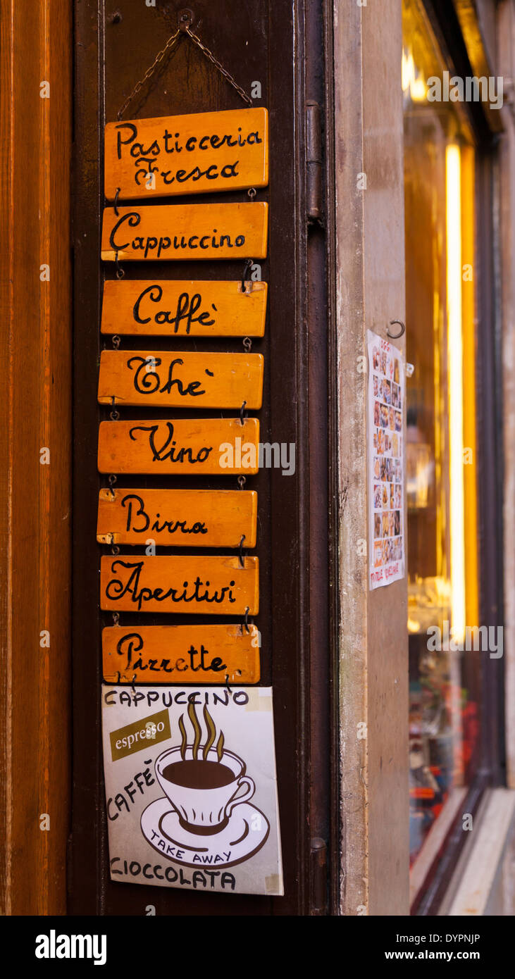 Snack e bevande menu sul lato di una caffetteria in Venezia Foto Stock