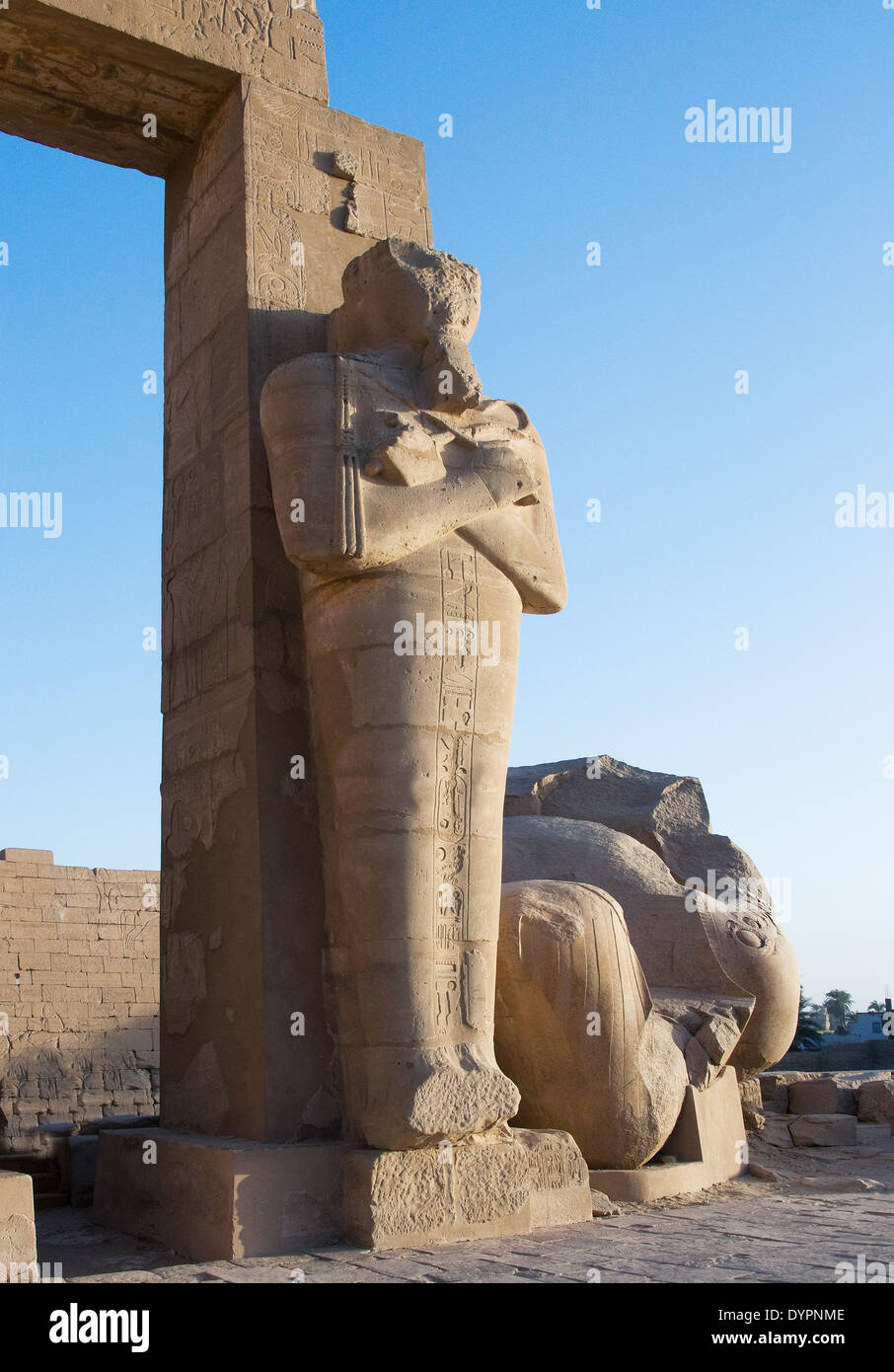 Ramesseum : il tempio funerario del faraone Ramses II il Grande(1303-1213 A.C. XIX dyn.). Vista di un traliccio di Osiride. Foto Stock