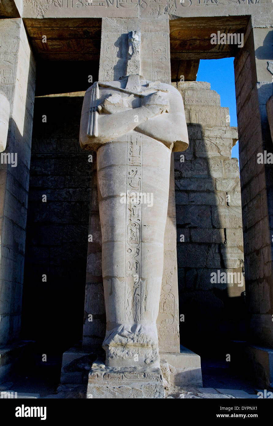 Ramesseum : il tempio funerario del faraone Ramses II il Grande(1303-1213 A.C. XIX dyn.). Vista di un traliccio di Osiride. Foto Stock