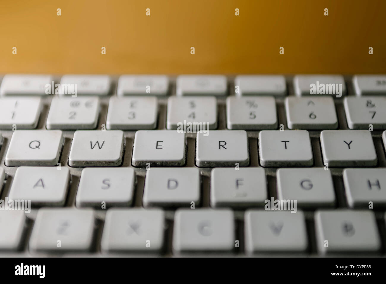 Grimy tastiera del computer, concentrandosi sui tasti QWERTY. Foto Stock