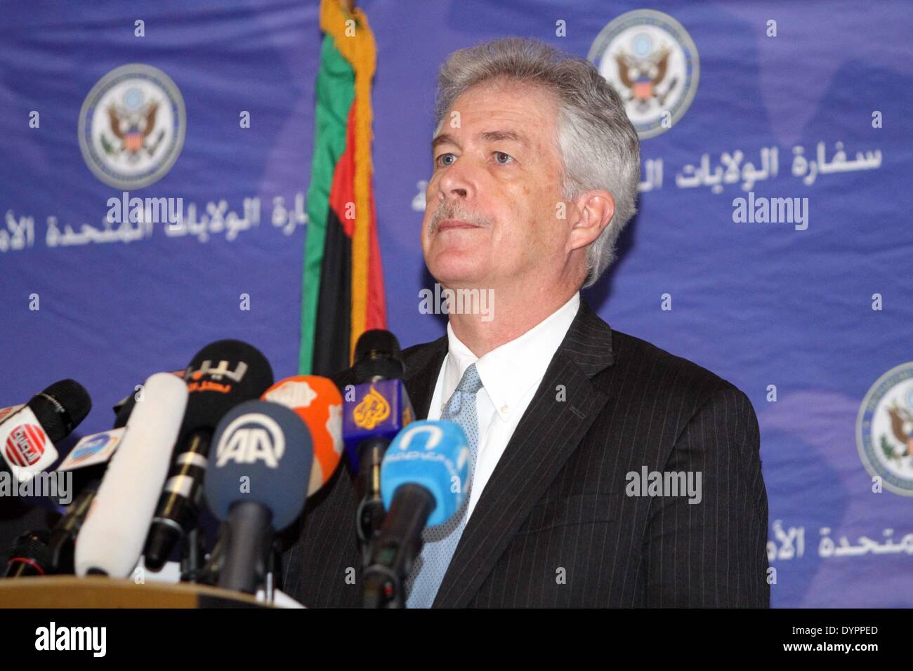 Tripoli, Libia. 24 apr 2014. Stati Uniti Il vice Segretario di Stato William Burns partecipa a una conferenza stampa a Tripoli, in Libia, 24 aprile 2014. Stati Uniti Il vice Segretario di Stato William ha detto che gli Stati Uniti si lotta contro il terrorismo a fianco del popolo libico dal rafforzamento della Libia di esercito e polizia. Credito: Hamza Turkia/Xinhua/Alamy Live News Foto Stock