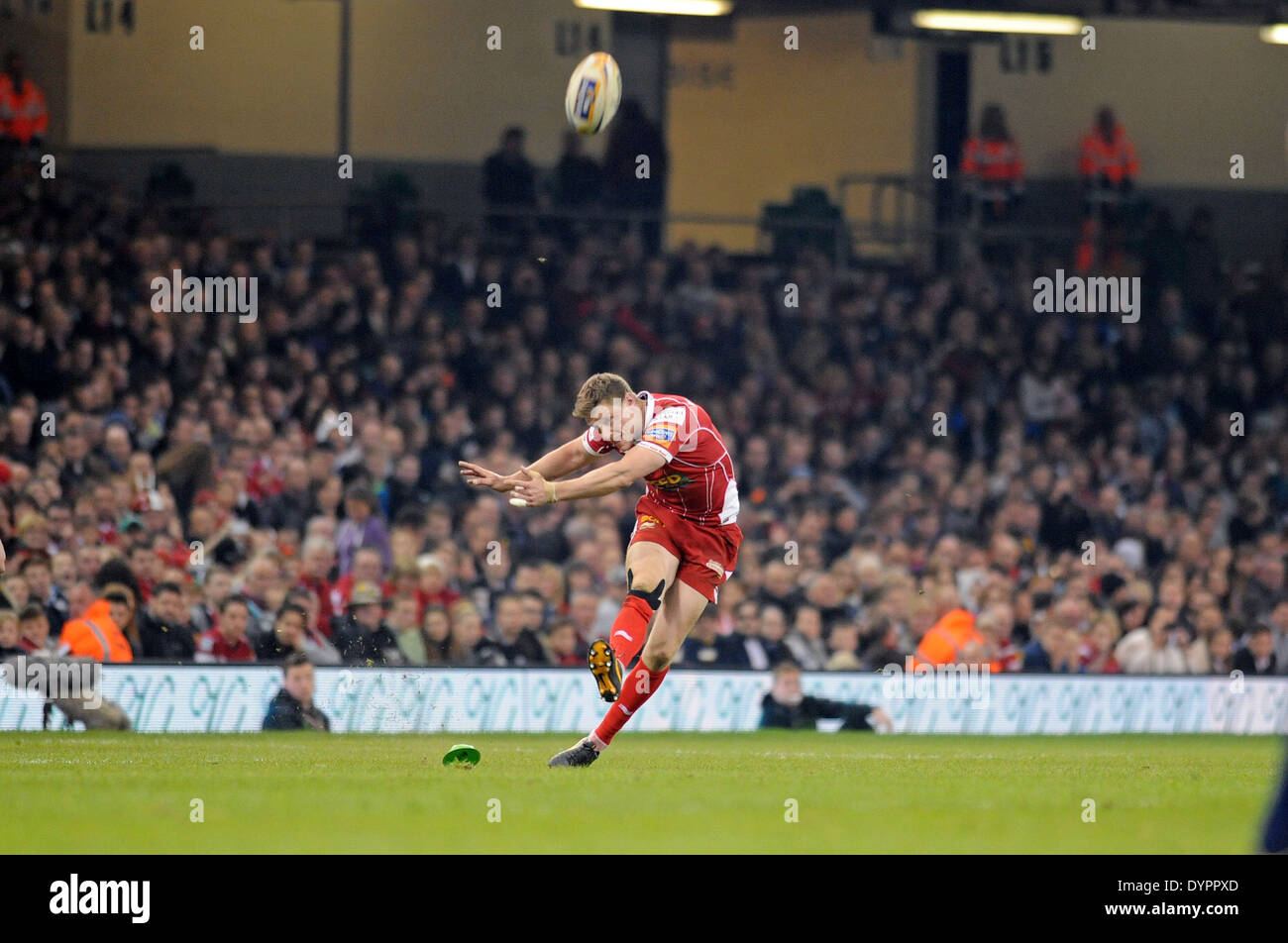 Rabodirect Pro 12 - il giorno del giudizio al Millennium Stadium di Cardiff - Llanelli Scarlets v Cardiff Blues rugby. Foto Stock