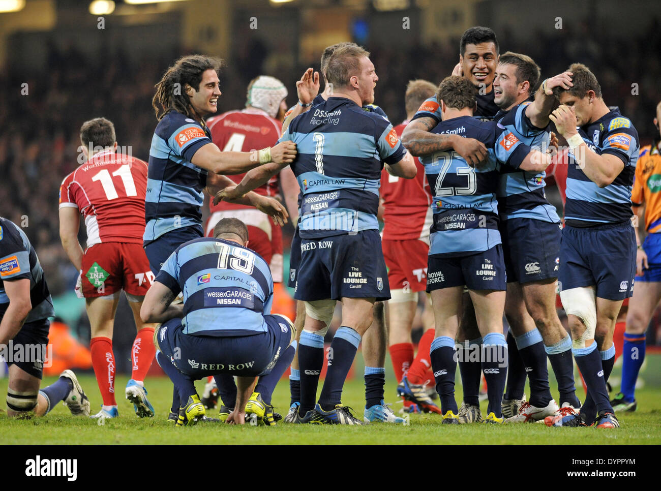 Rabodirect Pro 12 - il giorno del giudizio al Millennium Stadium di Cardiff - Llanelli Scarlets v Cardiff Blues rugby. Foto Stock