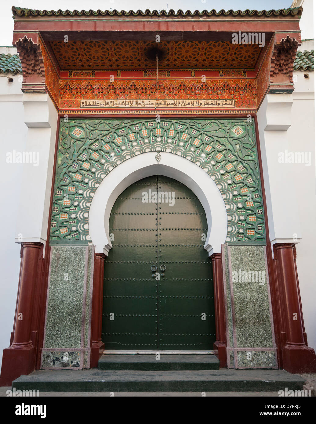 Il verde porta di metallo con decoro. Antica Moschea nella Medina. Tangeri, Marocco Foto Stock