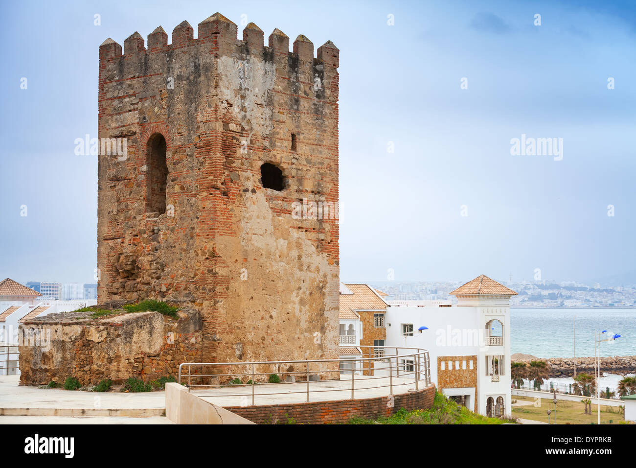 Antica torre fortezza nella città di Tangeri, Marocco Foto Stock