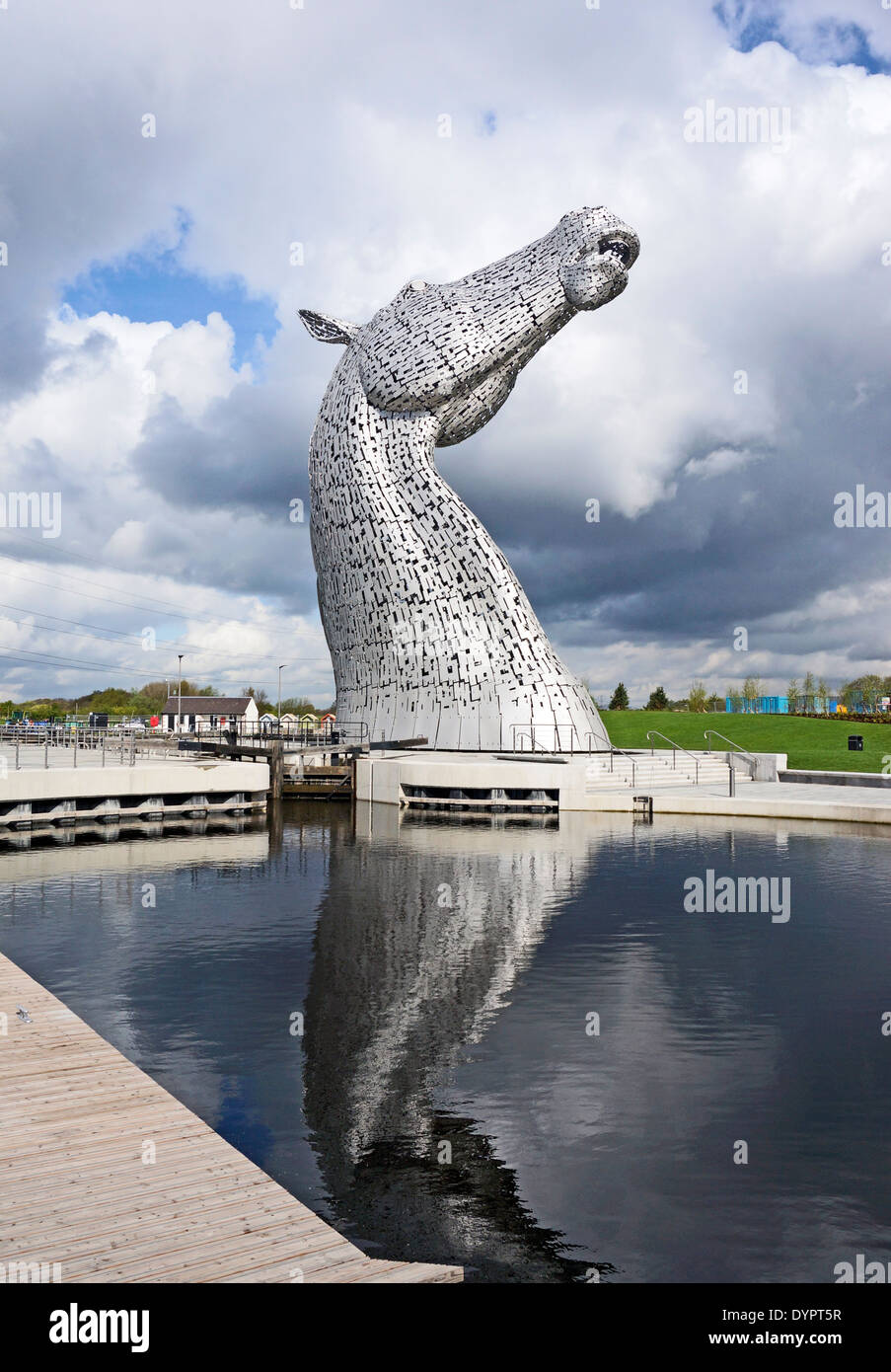 Il Kelpies presso l'Helix accanto all'ingresso per il Forth & Clyde Canale dal fiume Carron Falkirk in Scozia Foto Stock