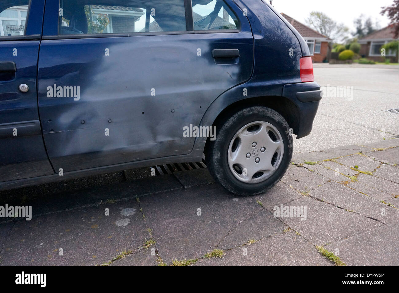 Macchina parcheggiata su un marciapiede gli automobilisti dovrebbero essere bandite dal parcheggio sul marciapiedi causando ostruzione & molto disagio Foto Stock