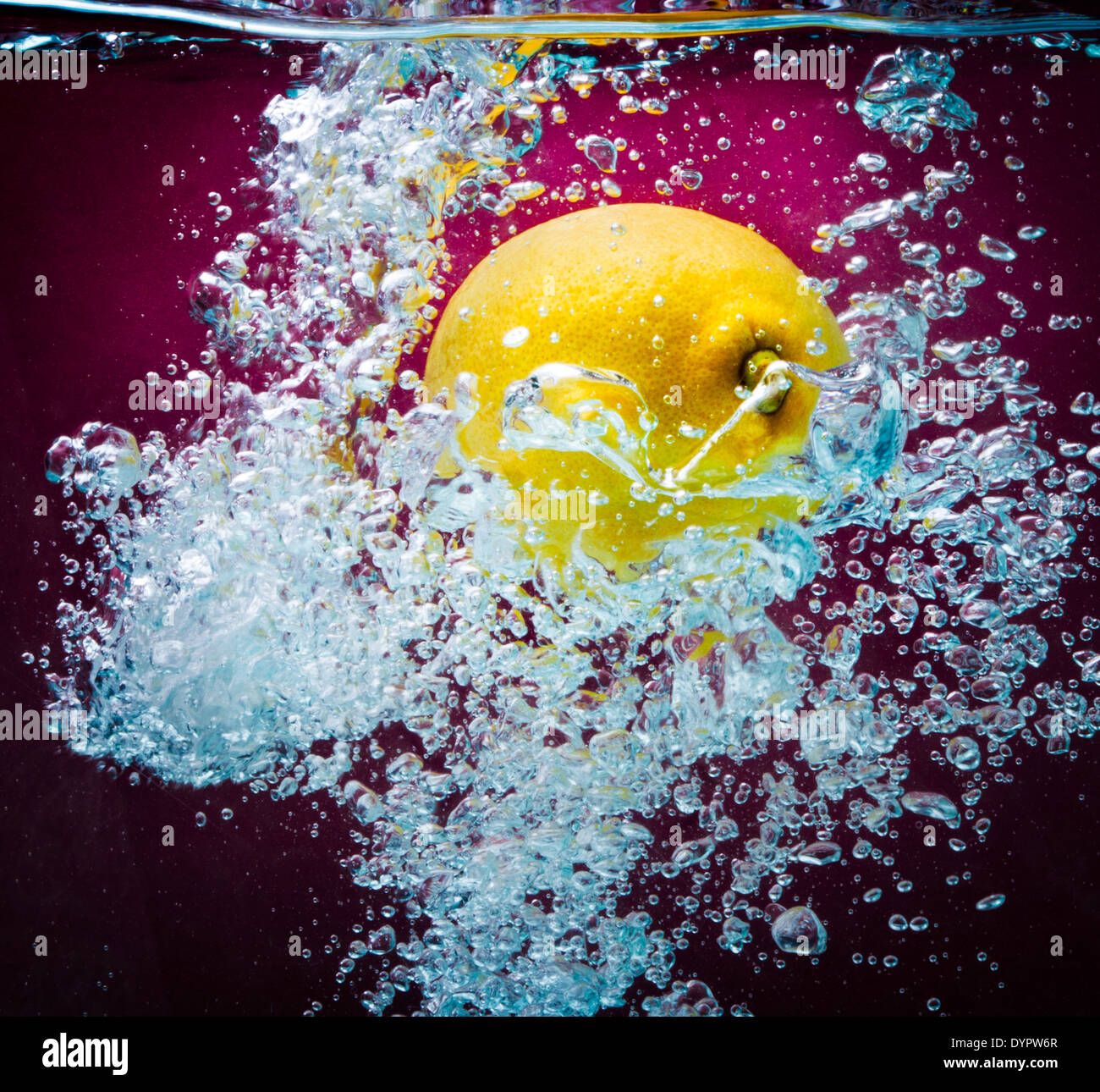 Spruzzi di limone sulla Watter Foto Stock