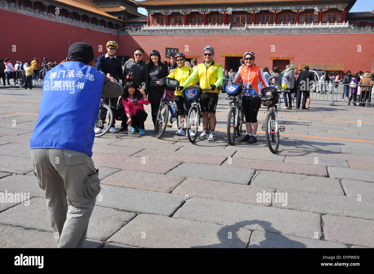 I turisti cinesi di prendere foto con i ciclisti australiano Città Proibita di Pechino, Cina, un sito Patrimonio Mondiale dell'UNESCO. Foto Stock