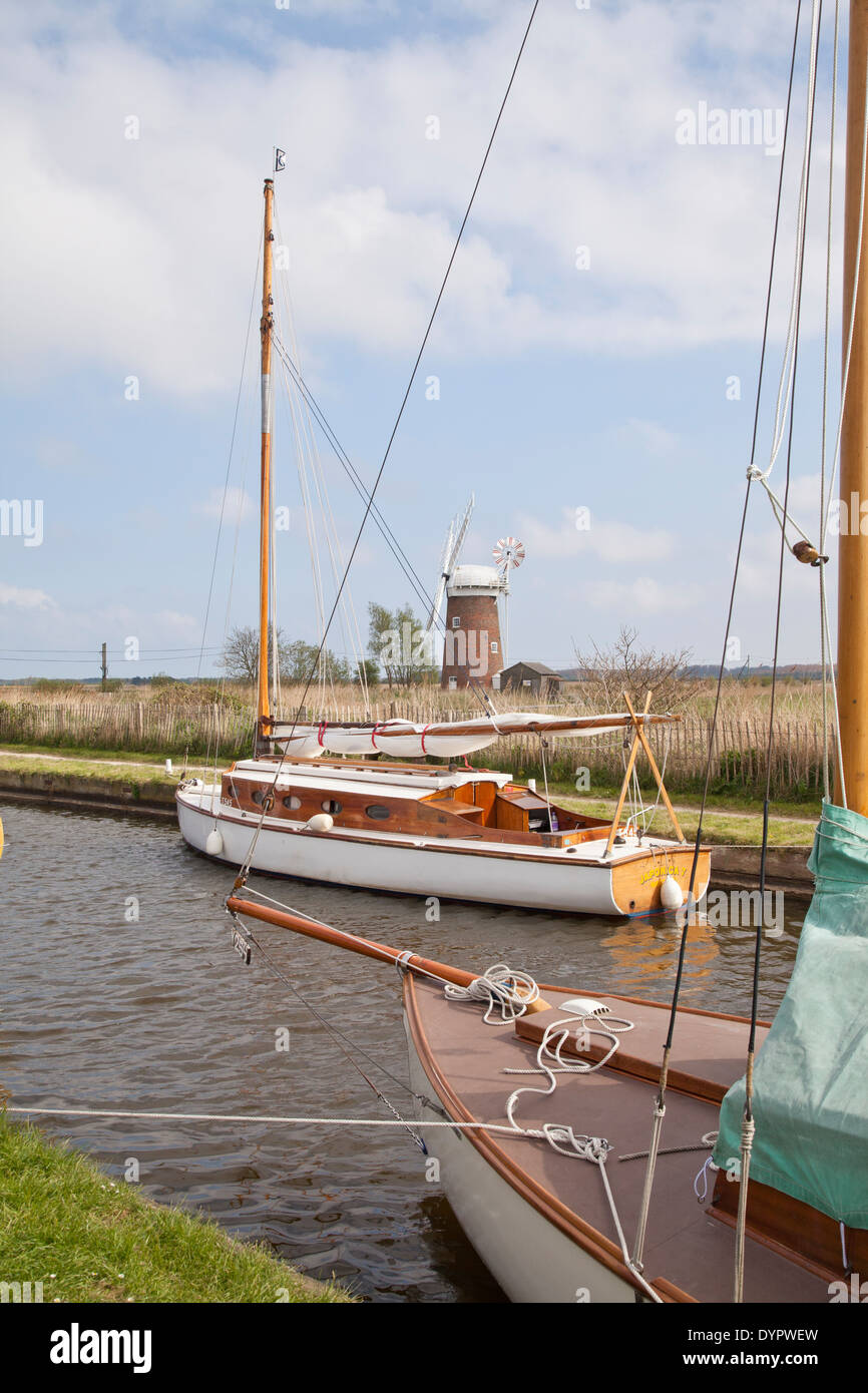 Horsey windpump con barche a vela in primo piano Foto Stock