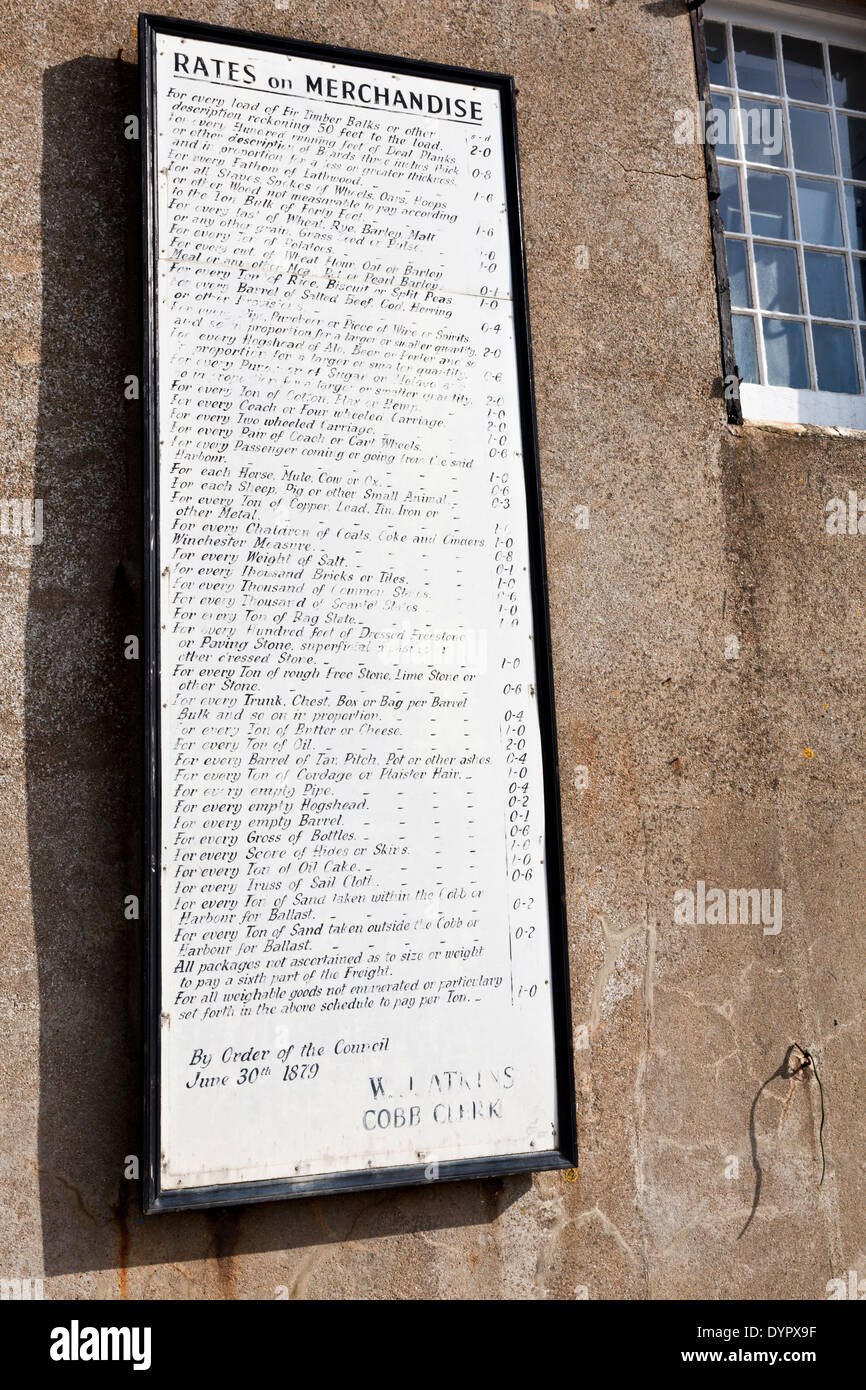 Le tariffe di merchandise board datato 1879 sul Cobb, Lyme Regis, DORSET REGNO UNITO Foto Stock