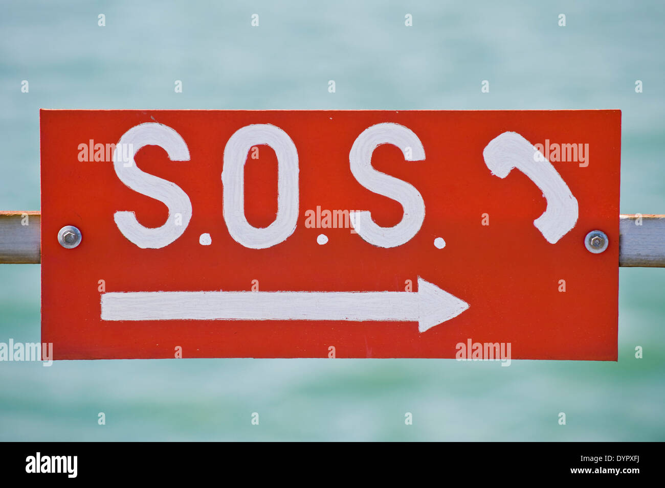 SOS segno a emergencey telefono sul molo di Bangor sullo Stretto di Menai a Bangor Gwynedd North Wales UK Foto Stock