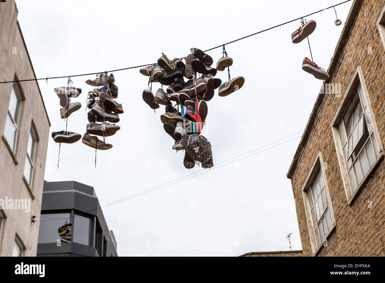 "Shoefiti": scarpe + graffiti, in Shoreditch, Londra Foto Stock