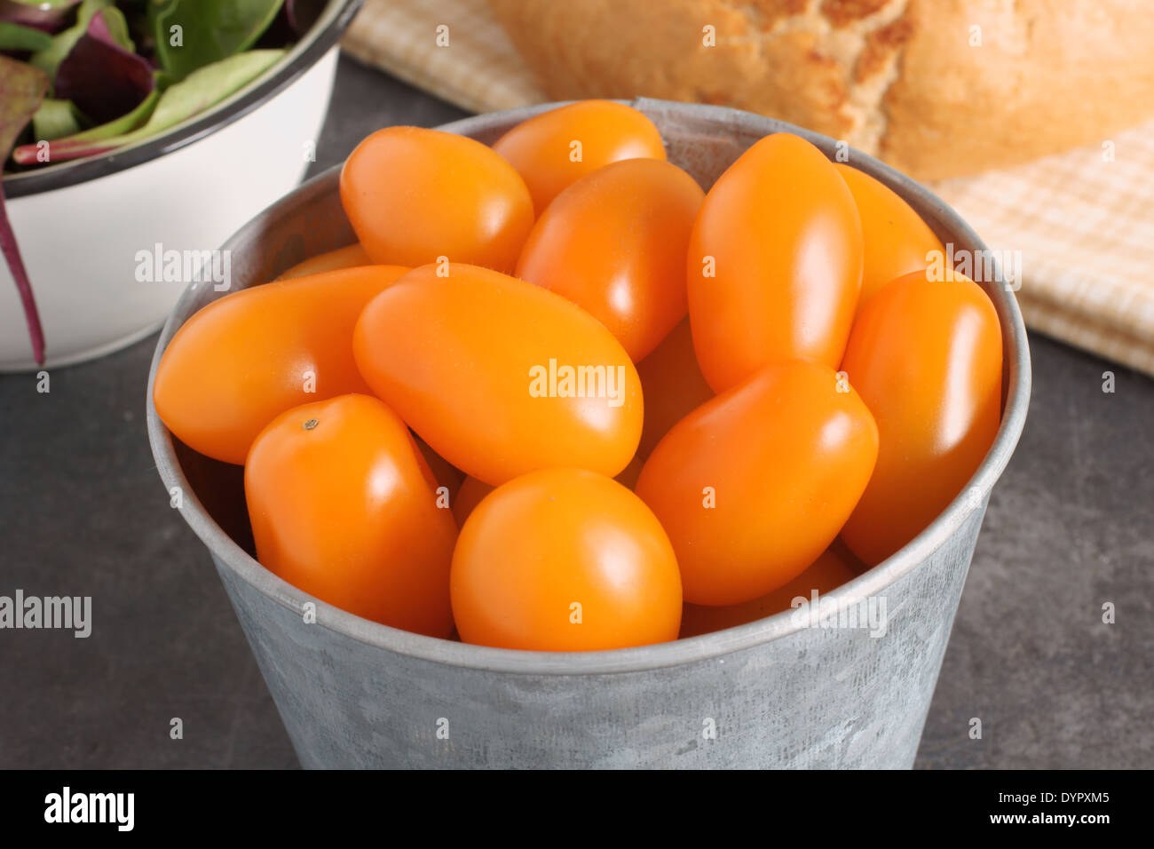 Orange Santa F1 pomodori uva un ibrido variazione del più usuale di pomodoro rosso. Foto Stock