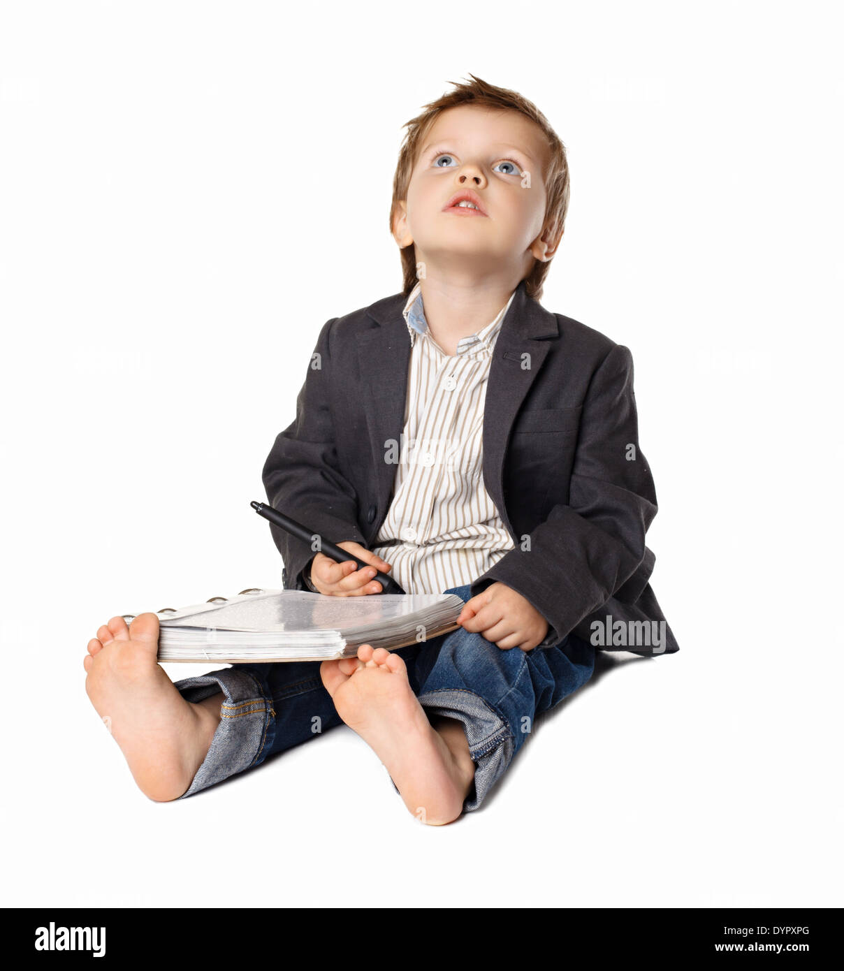 Little Boy in grandi scarpe leggere isolato su bianco Foto Stock